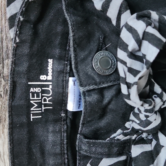❤️ 3/$20 Bundle Me!  Time and Tru bootcut size 8 black with zebra belt - Picture 3 of 9